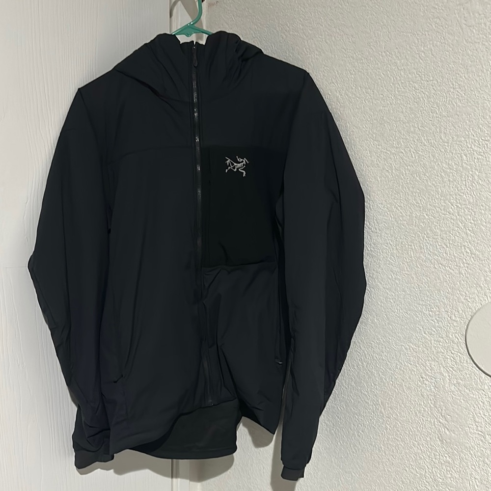 Arc'teryx Black Performance Jacket Sleek Weather-Resistant Design